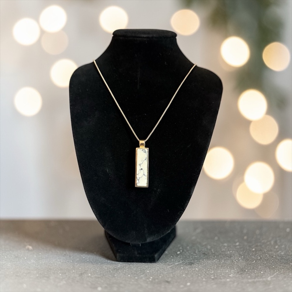 🖤🤍EXPRESS🖤🤍Reversible White/Black Stone Inlay Gold Tone Bar Pendant Necklace/EUC